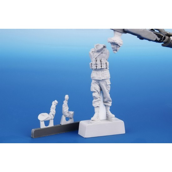 1/35 Ukranian Soldier with NLAW and AK-74MN 1/35 Ukranian Soldier with NLAW and AK-74MN