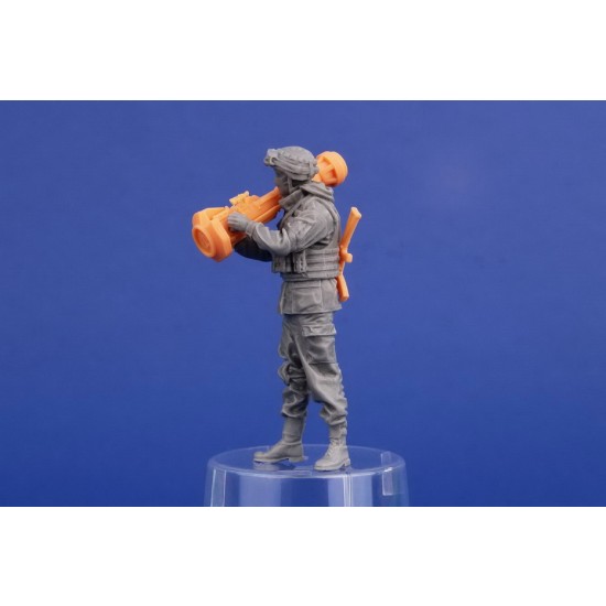 1/35 Ukranian Soldier with NLAW and AK-74MN 1/35 Ukranian Soldier with NLAW and AK-74MN