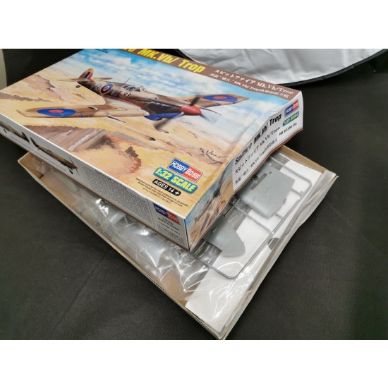 1/32 Spitfire Mk.Vb/ Trop (box damaged) 1/32 Spitfire Mk.Vb/ Trop (box damaged)