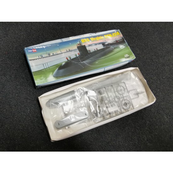 1/350 USS Virginia SSN-774 (box damaged) 1/350 USS Virginia SSN-774 (box damaged)