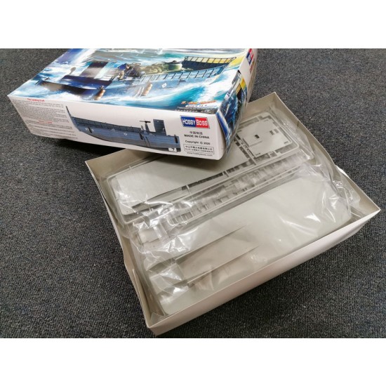 1/48 WWII USN LCM-3 Vehicle Landing Craft (box damaged) 1/48 WWII USN LCM-3 Vehicle Landing Craft (box damaged)