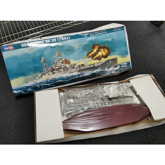 1/350 USS Arizona BB-39 1941 (box damaged) 1/350 USS Arizona BB-39 1941 (box damaged)