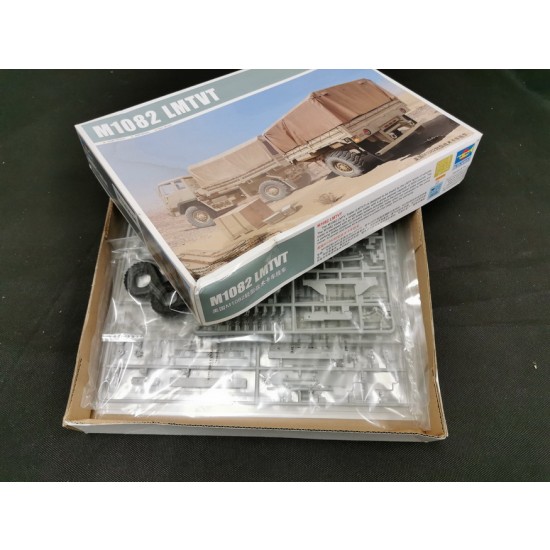 1/35 M1082 LMTV Trailer (box damaged) 1/35 M1082 LMTV Trailer (box damaged)