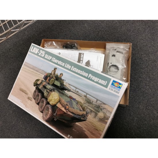 1/35 LAV-25 SLEP (Service Life Extension Program) (box damaged) 1/35 LAV-25 SLEP (Service Life Extension Program) (box damaged)