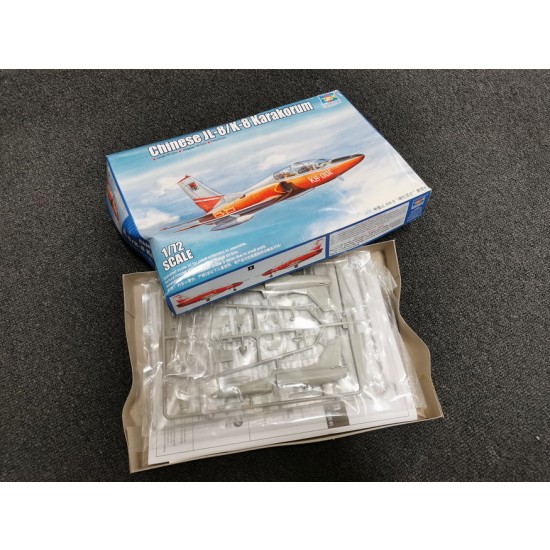1/72 Chinese JL-8 (K-8 Karakorum) (box damaged) 1/72 Chinese JL-8 (K-8 Karakorum) (box damaged)