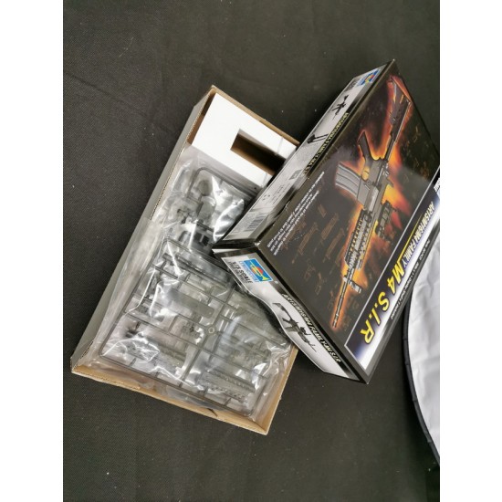 1/3 AR15/M16/M4 Family - M4 System (box damaged) 1/3 AR15/M16/M4 Family - M4 System (box damaged)