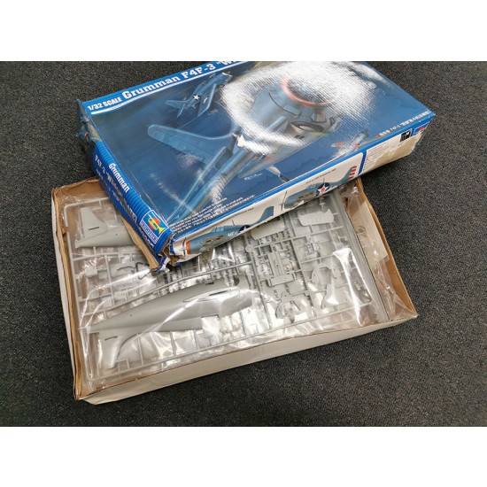 1/32 Grumman F4F-3 Wildcat (Late Type) (box damaged) 1/32 Grumman F4F-3 Wildcat (Late Type) (box damaged)
