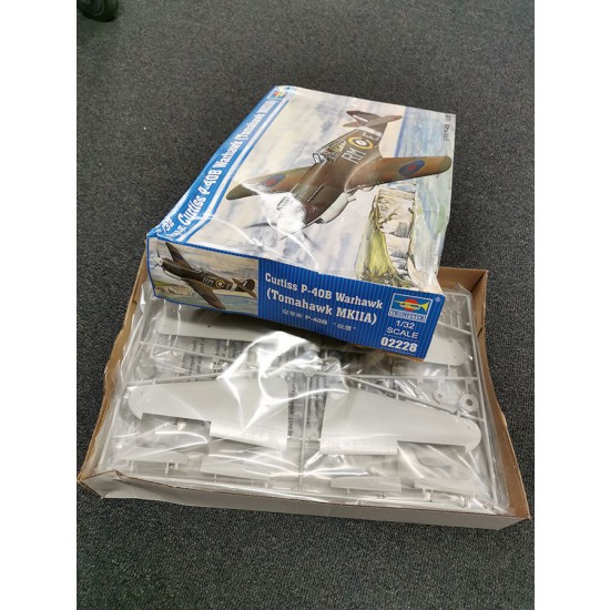 1/32 Curtiss P-40B Warhawk (Tomahawk MKIIA) (box damaged) 1/32 Curtiss P-40B Warhawk (Tomahawk MKIIA) (box damaged)