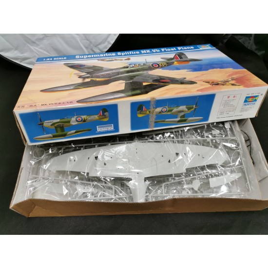 1/24 Supermarine Spitfire MK.Vb Float Plane (box damaged) 1/24 Supermarine Spitfire MK.Vb Float Plane (box damaged)
