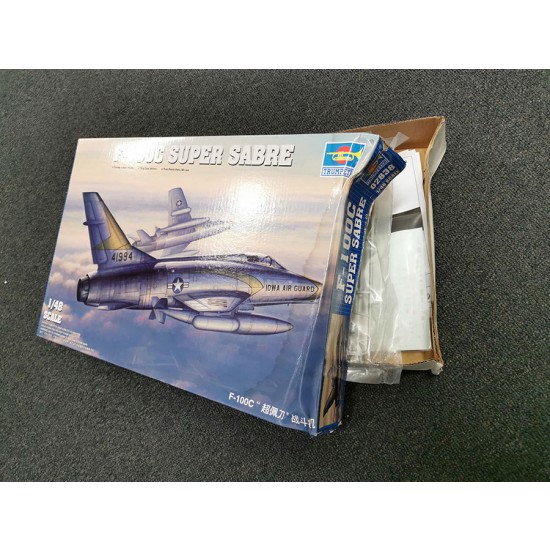 1/48 F-100C Super Sabre (box damaged) 1/48 F-100C Super Sabre (box damaged)