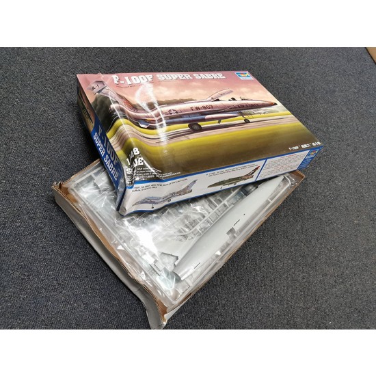 1/48 F-100F Super Sabre (box damaged) 1/48 F-100F Super Sabre (box damaged)