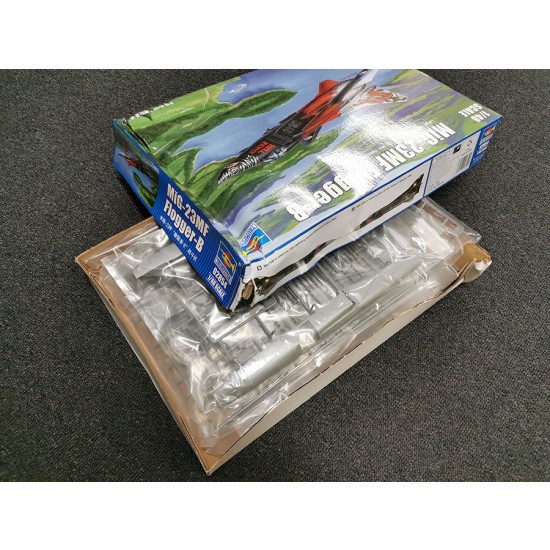 1/48 Mikoyan MiG-23MF Flogger-B (box damaged) 1/48 Mikoyan MiG-23MF Flogger-B (box damaged)