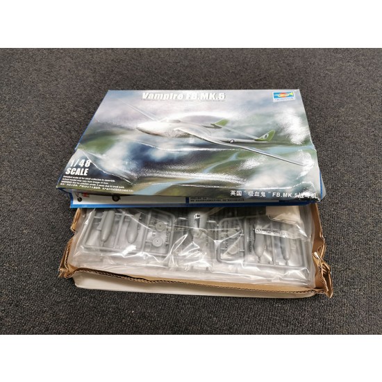 1/48 WW De Havilland DH.100 Vampire FB Mk.5 (box damaged) 1/48 WW De Havilland DH.100 Vampire FB Mk.5 (box damaged)