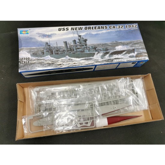 1/700 USS New Orleans CA-32 1942 (box damaged) 1/700 USS New Orleans CA-32 1942 (box damaged)