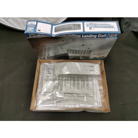 1/72 WWII LCM 3 USN Vehicle Landing Craft (box damaged) 1/72 WWII LCM 3 USN Vehicle Landing Craft (box damaged)