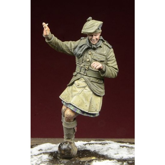 1/35 WWI Scottish Infantryman - Playing Football (1 Figure) 1/35 WWI Scottish Infantryman - Playing Football (1 Figure)