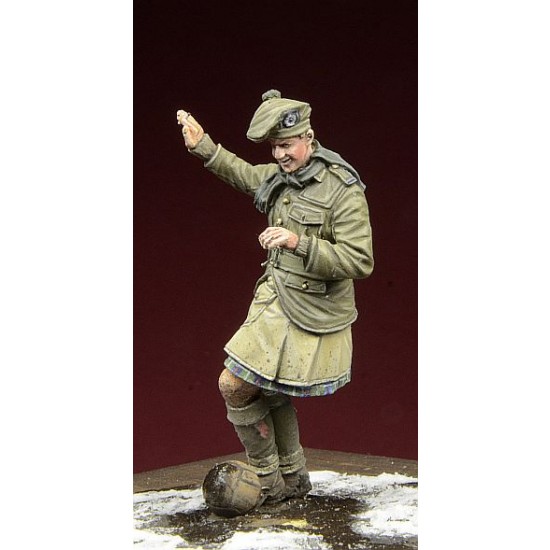 1/35 WWI Scottish Infantryman - Playing Football (1 Figure) 1/35 WWI Scottish Infantryman - Playing Football (1 Figure)