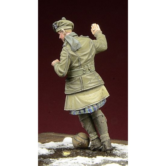 1/35 WWI Scottish Infantryman - Playing Football (1 Figure) 1/35 WWI Scottish Infantryman - Playing Football (1 Figure)