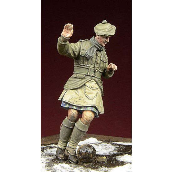 1/35 WWI Scottish Infantryman - Playing Football (1 Figure) 1/35 WWI Scottish Infantryman - Playing Football (1 Figure)
