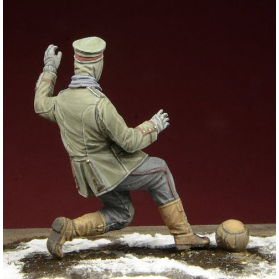 1/35 WWI German Infantryman - Playing Football (1 Figure) 1/35 WWI German Infantryman - Playing Football (1 Figure)
