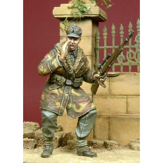 1/35 Screaming WSS Officer in Anorak 1944-1945 (1 Figure) 1/35 Screaming WSS Officer in Anorak 1944-1945 (1 Figure)