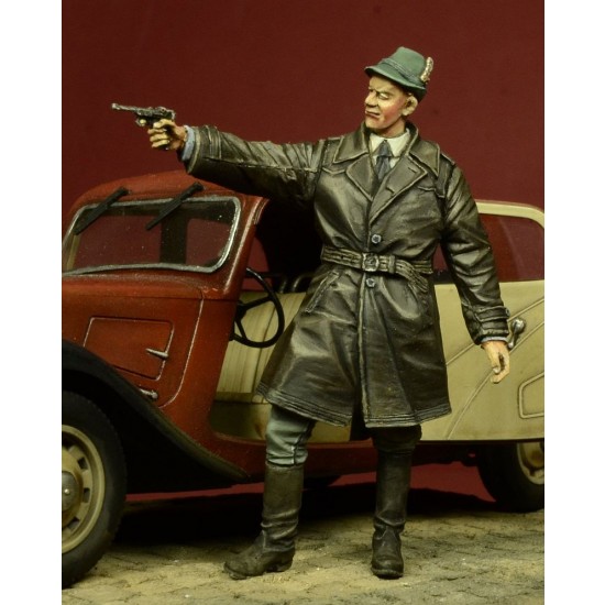 1/35 German SD Officer Wearing Civilian Clothes (1 Figure) 1/35 German SD Officer Wearing Civilian Clothes (1 Figure)