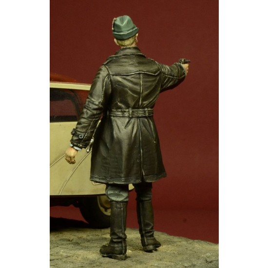 1/35 German SD Officer Wearing Civilian Clothes (1 Figure) 1/35 German SD Officer Wearing Civilian Clothes (1 Figure)