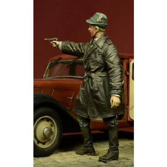 1/35 German SD Officer Wearing Civilian Clothes (1 Figure) 1/35 German SD Officer Wearing Civilian Clothes (1 Figure)