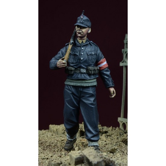 1/35 Hitlerjugend Boy No.2 in Germany 1945 (1 Figure) 1/35 Hitlerjugend Boy No.2 in Germany 1945 (1 Figure)