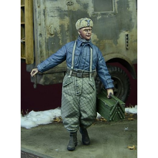 1/35 WWII Luftwaffe Mechanic in Winter 1942-1945 (1 Figure) 1/35 WWII Luftwaffe Mechanic in Winter 1942-1945 (1 Figure)