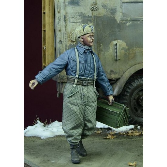 1/35 WWII Luftwaffe Mechanic in Winter 1942-1945 (1 Figure) 1/35 WWII Luftwaffe Mechanic in Winter 1942-1945 (1 Figure)