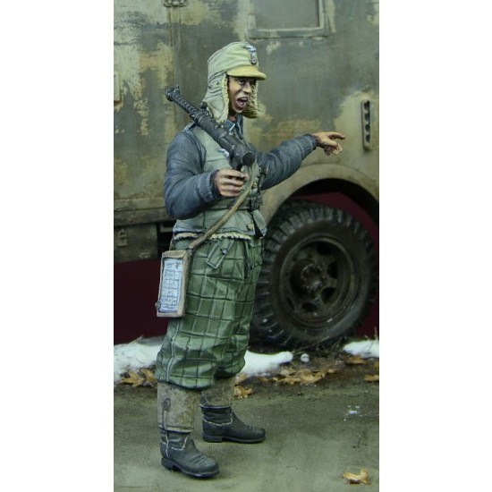 1/35 WWII Luftwaffe Mechanic Supervisor in Winter 1942-1945 (1 Figure) 1/35 WWII Luftwaffe Mechanic Supervisor in Winter 1942-1945 (1 Figure)