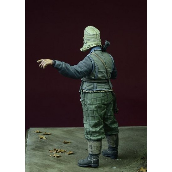 1/35 WWII Luftwaffe Mechanic Supervisor in Winter 1942-1945 (1 Figure) 1/35 WWII Luftwaffe Mechanic Supervisor in Winter 1942-1945 (1 Figure)