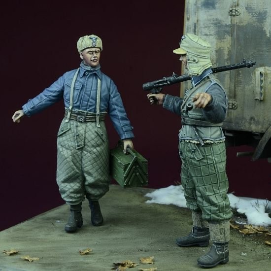 1/35 WWII Luftwaffe Ground Crew in Winter 1942-1945 (2 Figures) 1/35 WWII Luftwaffe Ground Crew in Winter 1942-1945 (2 Figures)