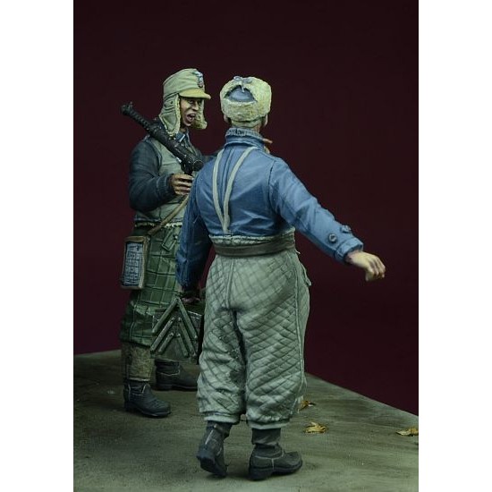 1/35 WWII Luftwaffe Ground Crew in Winter 1942-1945 (2 Figures) 1/35 WWII Luftwaffe Ground Crew in Winter 1942-1945 (2 Figures)