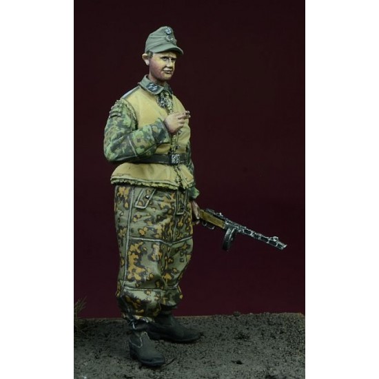 1/35 Waffen SS NCO in Winter 1943-1945 (1 Figure) 1/35 Waffen SS NCO in Winter 1943-1945 (1 Figure)