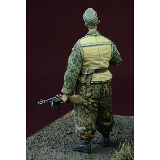 1/35 Waffen SS NCO in Winter 1943-1945 (1 Figure) 1/35 Waffen SS NCO in Winter 1943-1945 (1 Figure)