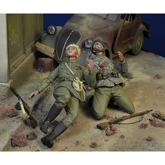 1/35 Soviet Troopers Killed In Action, Berlin 45 (2 figures) 1/35 Soviet Troopers Killed In Action, Berlin 45 (2 figures)