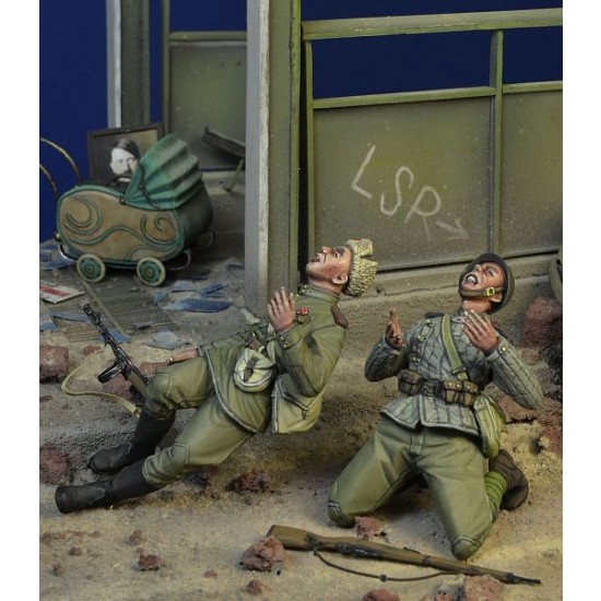 1/35 Soviet Troopers Killed In Action, Berlin 45 (2 figures) 1/35 Soviet Troopers Killed In Action, Berlin 45 (2 figures)