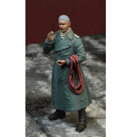 1/35 Luftwaffe Mechanic in Kradmantel 1/35 Luftwaffe Mechanic in Kradmantel
