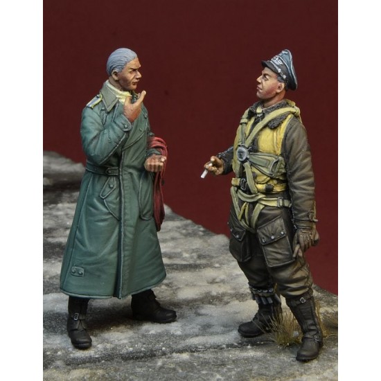 1/35 Luftwaffe Pilot Ace Franz Stigler & Mechanic (2 figures) 1/35 Luftwaffe Pilot Ace Franz Stigler & Mechanic (2 figures)