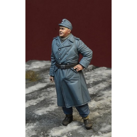 1/35 Luftwaffe Mechanic in Greatcoat 1/35 Luftwaffe Mechanic in Greatcoat
