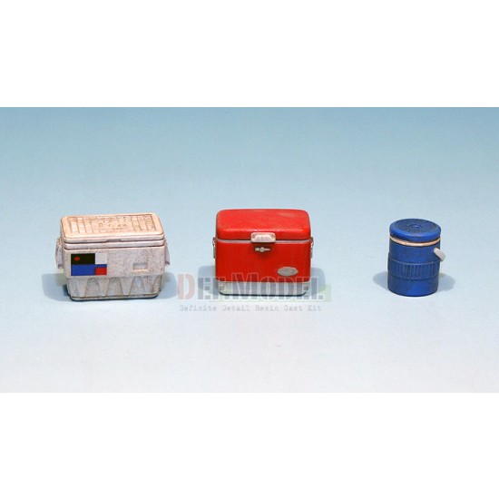 1/35 Modern US Portable Cooler Set w/Dented Empty Bottles 1/35 Modern US Portable Cooler Set w/Dented Empty Bottles