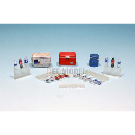 1/35 Modern US Portable Cooler Set w/Dented Empty Bottles 1/35 Modern US Portable Cooler Set w/Dented Empty Bottles