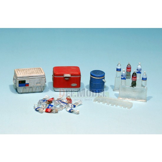1/35 Modern US Portable Cooler Set w/Dented Empty Bottles 1/35 Modern US Portable Cooler Set w/Dented Empty Bottles