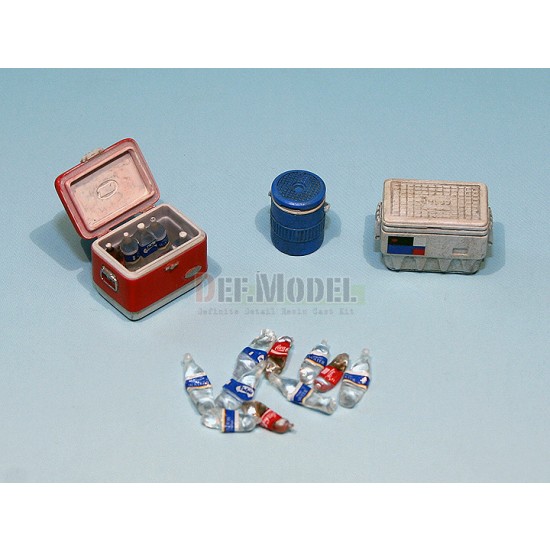 1/35 Modern US Portable Cooler Set w/Dented Empty Bottles 1/35 Modern US Portable Cooler Set w/Dented Empty Bottles