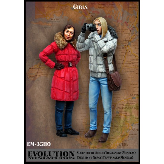1/35 Civilian Girls / Travellers Holding a Camera (2 figures)