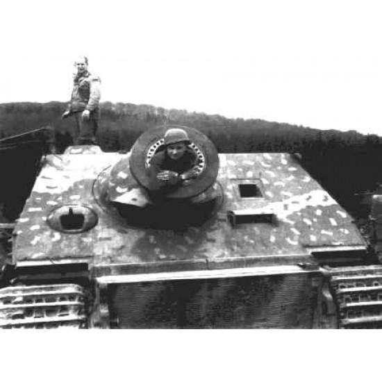 1/35 WWII US Infantry Sturmtiger Tank Crews (2 figures) 1/35 WWII US Infantry Sturmtiger Tank Crews (2 figures)