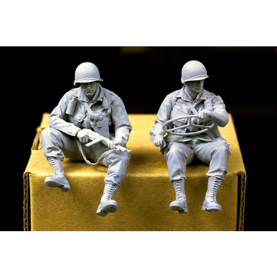 1/35 WWII US Paratrooper Willys Driver and Crew (2 figures) 1/35 WWII US Paratrooper Willys Driver and Crew (2 figures)