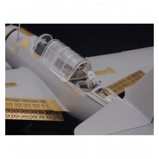 1/32 Curtiss SB2C-4 Helldiver 1/32 Curtiss SB2C-4 Helldiver